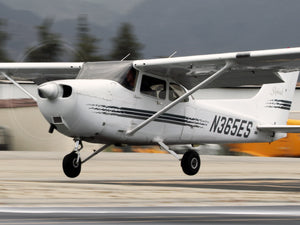 N365ES 1997 Cessna 172R, Rent for $150.00 PER HOUR ($15.00 per tenth) CLICK FOR MORE DETAILS!